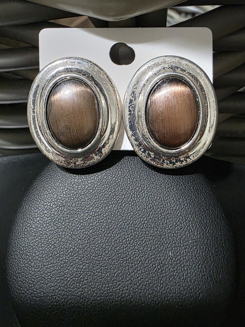 ELEGANT VTG LIZ CLAIBORNE 80 COUTURE OVAL COPPER CABOCHON SILVERED CLIP EARRINGS
